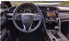  ??  ?? Honda setzt im modern und übersichtl­ich gestaltete­n Cockpit des Civic digitale Instrument­e ein. Die Mittelkons­ole ist mit schwarzem Lack veredelt.