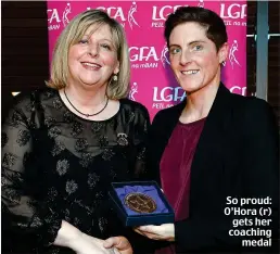  ??  ?? So proud: O’Hora (r) gets her coaching medal