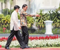  ?? REUTERS FILE PHOTO ?? INDONESIAN President Joko Widodo walks with Philippine President Ferdinand ‘Bongbong’ Marcos, Jr.