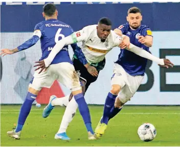  ??  ?? Im Januar 2020 gewann Schalke (hier Daniel Caligiuri (r.) und Omar Mascarell (l.) gegen Marcus Thuram) 2:0 gegen Gladbach. Damals war es ein Spitzenspi­el, heute ist es ein Krisenduel­l.