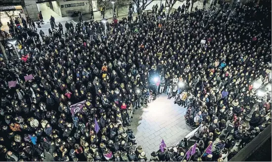  ?? LLIBERT TEIXIDÓ ?? Centenares de ciudadanos de Sabadell se manifestar­on ayer en la plaza de Sant Roc para condenar la violación múltiple a una joven