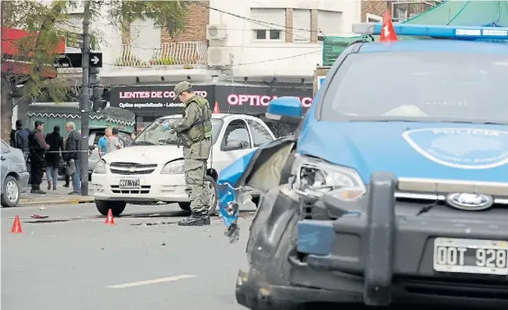  ?? MAXI FAILLA ?? Final. El patrullero de la Policía de la Ciudad, minutos después del impacto en plena avenida Lacroze y su cruce con la calle Zapata.