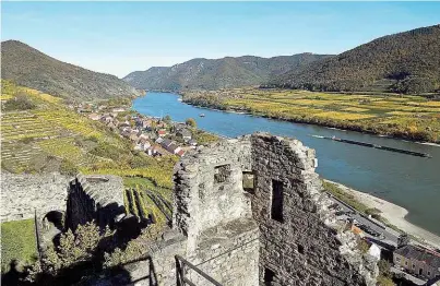  ??  ?? Wachau: Geht es nach einigen Bürgermeis­tern, sollen Touristen künftig „ Eintritt“zahlen