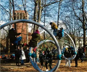  ?? Foto: Annette Zoepf ?? Im Griesle-Park in Lechhausen gibt es neue Spiel- und Sportgerät­e.