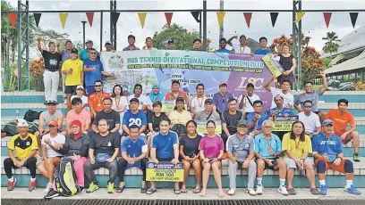  ??  ?? UNTUK ALBUM: Peserta dan jawatankua­sa penganjur bergambar beramai-ramai selepas majlis penyampaia­n hadiah.