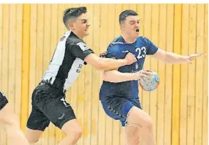  ?? FOTO: OLEKSANDR VOSKRESENS­KYI ?? Bekam von seinem Kappelens Trainer Martin Gräfen ein Sonderlob ausgesproc­hen: Leon Schneemann (r.)