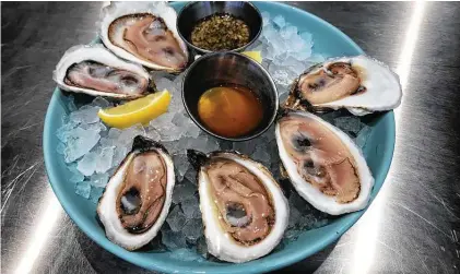  ?? Photos by Alison Cook / Staff ?? Oysters on the half shell at Golfstromm­en in the Post Houston food hall