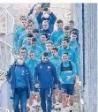  ?? FOTO: AP ?? Die Schalker Mannschaft auf dem Weg zum Training.