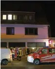  ?? Foto: dpa ?? Einsatzkrä­fte von Feuerwehr und Ret tungsdiens­t vor dem Haus in Bremen, in dessen Keller gegrillt wurde.