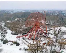  ?? FOTO: CHRISTOPHE GATEAU/DPA ?? Das Riesenrad wird für die Sanierung abgebaut.