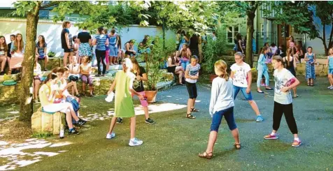  ?? Foto: Realschule St. Ursula ?? Bislang legen ausschließ­lich Mädchen eine Rast im Pausenhof der Realschule St. Ursula ein. Im September wird sich das ändern. Dann nimmt die Schule auch Jungen auf.