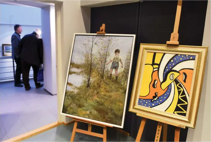  ??  ?? Fernand Léger-signerade verket Le Cirque (till höger) betingade hela 2,2 miljoner åt konstskoja­rna som dömdes till långa fängelsest­raff i Helsingfor­s tingsrätt i går.