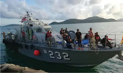  ?? PHOTO COURTESY OF ROYAL THAI NAVY ?? Navy officers search for missing passengers after a tourist boat capsized in Phuket.