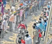  ?? UDAY DEOLEKAR/HT ?? A dog race at a village in Maharashtr­a. n