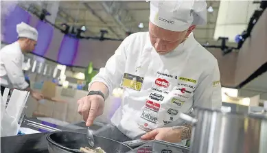  ?? COCINERO DEL AÑO ?? El chef oscense, durante el certamen celebrado en Alimentari­a, en Barcelona.