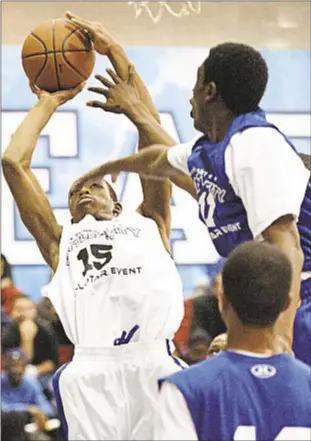  ?? Photo by James Keivom/daily News ?? The underclass­men game at Saturday’s ‘Battle for the City’ at Baruch College doesn’t exactly go down as promoted, as PSAL players go head-to-head in a contest originally billed as PSAL vs. CHSAA.