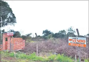  ??  ?? La inmobiliar­ia ofrece los terrenos a pesar de que aún no hay fallo de la disputa judicial con la Itaipú.