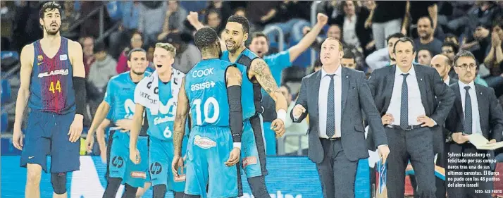  ?? FOTO: ACB PHOTO ?? Sylven Landesberg es felicitado por sus compañeros tras una de sus últimas canastas. El Barça no pudo con los 48 puntos del alero israelí