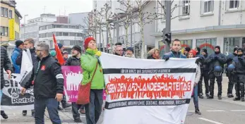  ?? FOTO: ANJA LUTZ ?? Mehrere hundert Demonstran­ten sind am Samstag durch die Heidenheim­er Innenstadt gezogen.