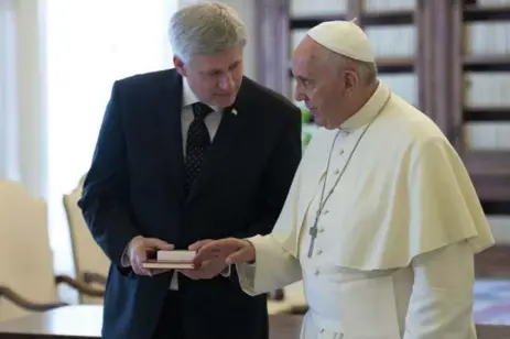  ?? ADRIAN WYLD/THE CANADIAN PRESS ?? Prime Minister Stephen Harper meets with Pope Francis at the Vatican on Thursday. They discussed the Truth and Reconcilia­tion Commission’s findings.