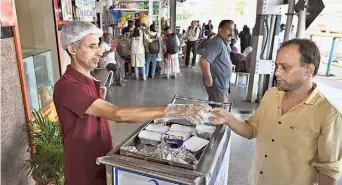  ?? H.S. MANJUNATH ?? Realising the challenges faced by passengers travelling in unreserved coaches in getting hygienic and aŽordable food, the Indian Railways has introduced the economy meal scheme.