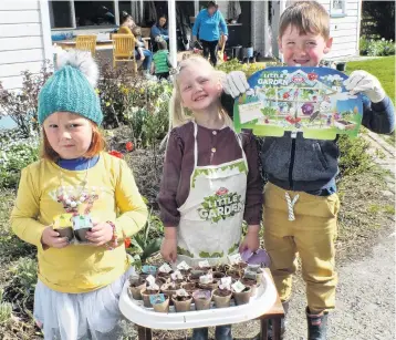  ?? PHOTOS: GILLIAN VINE ?? Young gardeners . . . Ida Valley children (from left) Maja Rutherford (4) and her cousins Isla (4) and Leighton Rutherford (6) show off some of the Little Garden products.