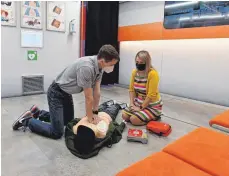  ?? FOTO: HECKMANN ?? Im Übungstruc­k lernen die Besucher in zehn Minuten „Prüfen – Drücken – Helfen“, um das Kampagnenz­iel zu erreichen, 10 000 Leben durch Herzdruckm­assage zu retten.