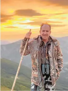  ?? FOTOS: J. A. GARCÍA ALONSO ?? El autor en los Picos de Europa. Abajo, un rebeco cantábrico, su especie más emblemátic­a