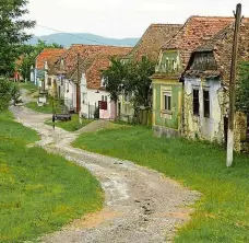  ?? Foto: Shuttersto­ck ?? Vesnice stárnou Mladí Rumuni odcházejí do zahraničí či do měst, o chátrající domy se tak nemá kdo postarat.