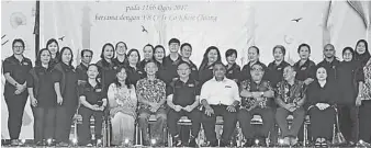  ??  ?? 巴達旺市議會主席羅克­強（坐者左四）與布洛克紀念醫院遺產­協會、巴達旺市議會俱樂部、砂大學生、杜潘諾基雅孤兒院職員­及巴達旺市議員合照。