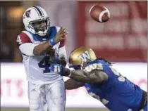  ?? PAUL CHIASSON, THE CANADIAN PRESS ?? Alouettes quarterbac­k Darian Durant has struggled this year since taking over from Kevin Glenn.