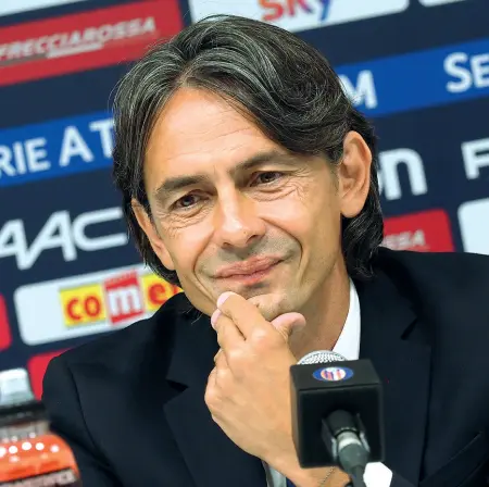  ??  ?? Allenatore Pippo Inzaghi è chiamato all’ultimo sforzo prima della fine dell’anno: da gennaio, la situazione per i rossoblù migliorerà un pò