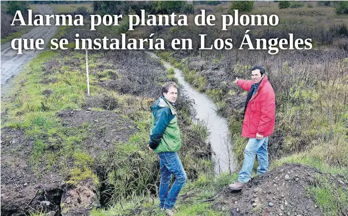  ??  ?? EL VETERINARI­O Y GANADERO Enrique Labbé junto al vecino de Villa Alegre, Luis Esteban Ortega, muestran donde planean instalar la planta de plomo, justo al lado del agua que beben los animales y con la cual riegan las siembras.