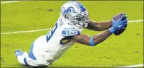  ?? RICK SCUTERI — THE ASSOCIATED PRESS ?? Detroit Lions receiver Kenny Golladay stretches for a touchdown against the Arizona Cardinals during Sunday’s road victory.