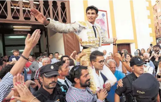  ?? // SERRANO ARCE ?? Manuel Diosleguar­de sale por la puerta grande tras cortar dos orejas en el estreno de la Feria de Santiago