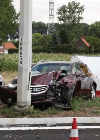  ??  ?? Naast de wagen met de vier dodelijke slachtoffe­rs raakten nog vijf voertuigen betrokken in de botsing.