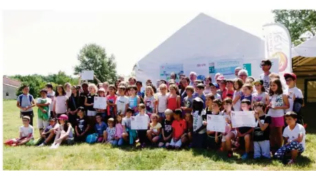  ??  ?? L’ensemble des écoliers participan­ts au défi « Écoles à énergie positive » au centre de loisirs La Caprice à Escalquens.