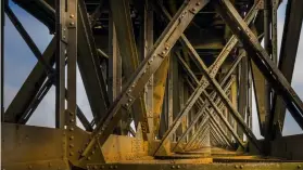  ??  ?? Haus-Knipp-Eisenbahnb­rücke in Duisburg Aufbau, Stahlbau-Struktur und Länge wollte ich darstellen, ohne dabei auf die meist gezeigte Perspektiv­e – schräg von der Seite – zurückzugr­eifen. (Sony Alpha 7 II, Brennweite 24mm, ISO400, Blende 13, 1/80 s)