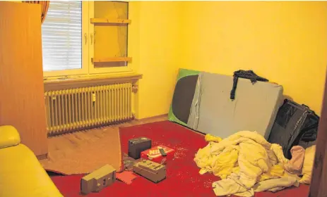  ?? FOTO: TANJA BOSCH ?? So haben die Polizeibea­mten das Zimmer am frühen Freitagmor­gen von Emad A. verlassen.