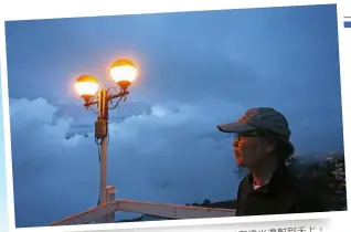  ??  ?? 觀星園老闆李學震帶領­員工手工DIY改造燈­具，避免燈光漫射到天上。