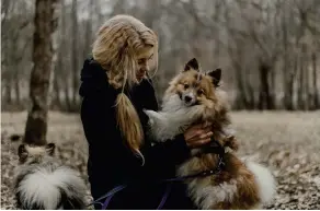  ?? ?? Elva Haarala är en av hundskötar­na på Hundstalle­t i Alingsås.