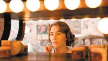  ?? MÉTROPOLE FILMS ?? Rien ne va comme le veut Ginny (Kate Winslet), actrice déchue devenue serveuse.