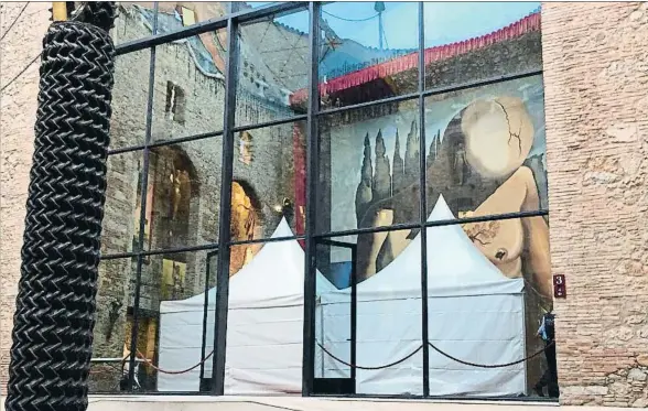  ?? FUNDACIÓ DALÍ ?? Interior del Teatro-Museo Dalí de Figueres, con las dos carpas bajo las que se hizo la exhumación del cadáver de Dalí, el pasado 20 de julio