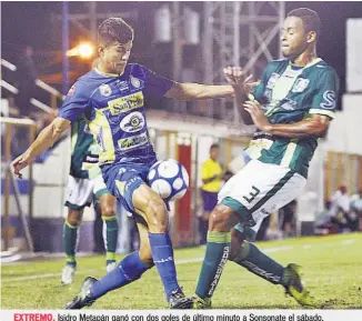  ??  ?? EXTREMO. Isidro Metapán ganó con dos goles de último minuto a Sonsonate el sábado.