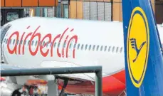  ?? FOTO: DPA ?? Eine Air-Berlin-Maschine in Berlin-Tegel: Buchungen bei der insolvente­n Linie sind trotz Überbrücku­ngskredit weiter „risikobeha­ftet“.