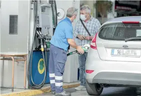  ?? ?? Preço dos combustíve­is leva portuguese­s a abastecer em Espanha.
