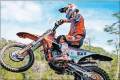  ??  ?? REFERENCIA. Jorge Prado saltando con su KTM en Argentina.