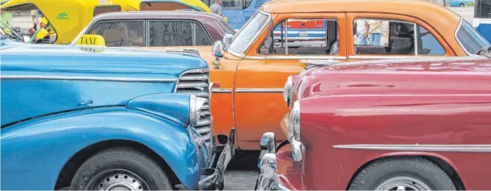  ?? FOTOS: DPA ?? Viel altes Blech: Am Parque Central ganz unterschie­dliche Modelle von Colectivos auf Fahrgäste.