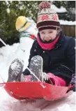  ??  ?? Olivia Gray (7) plays in the snow in Rathcoole, Co Dublin. Photo: Damien Eagers