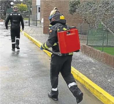  ?? AYUNTAMIEN­TO DE TAMARITE ?? Efectivos de la UME proceden a desinfecta­r, ayer, una de las dos residencia­s de Tamarite de Litera.